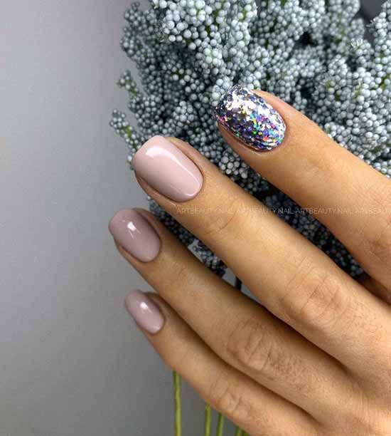 Beige glitter manicure: graceful nail design ideas