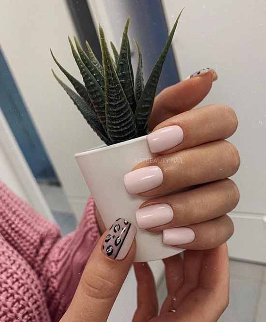 Beige glitter manicure: graceful nail design ideas