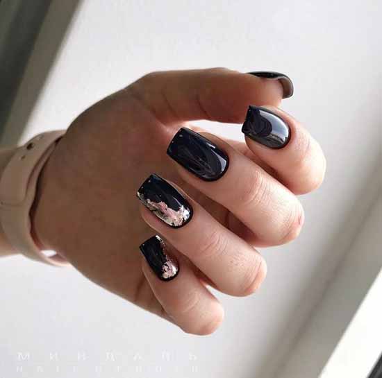 Feuille rose sur ongles noirs