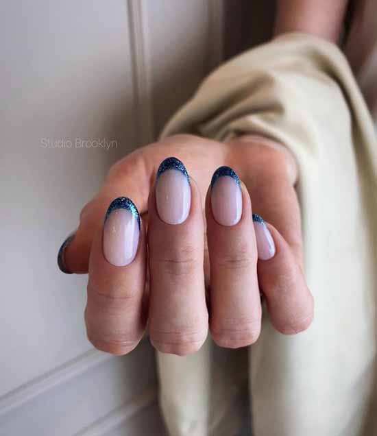 Paillettes bleues sur les ongles