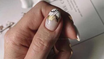 Manicure with a design on one finger