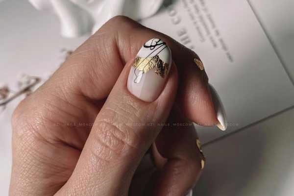 Manicure with a design on one finger