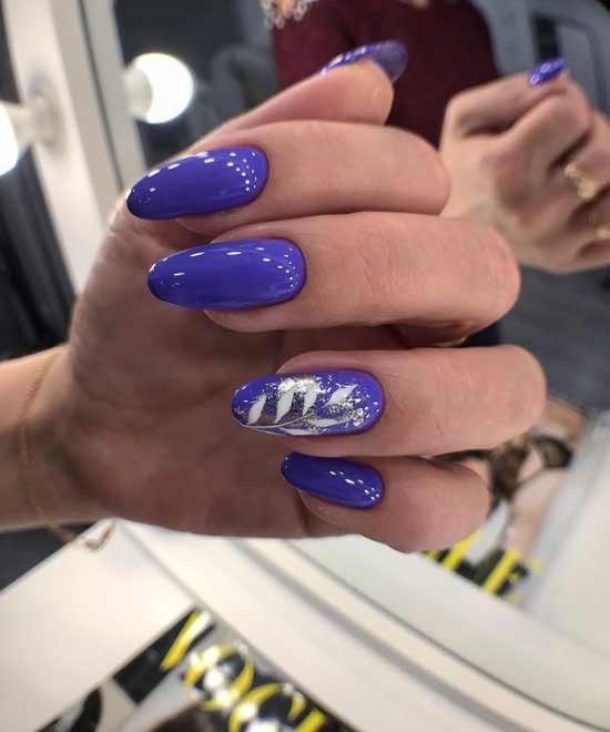 Manucure avec un dessin sur un ongle