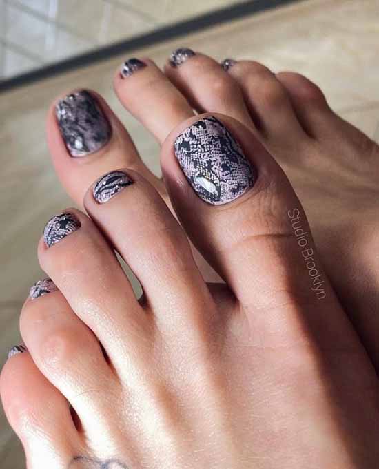 Pedicure 2021: colors, designs, stylish new items in the photo