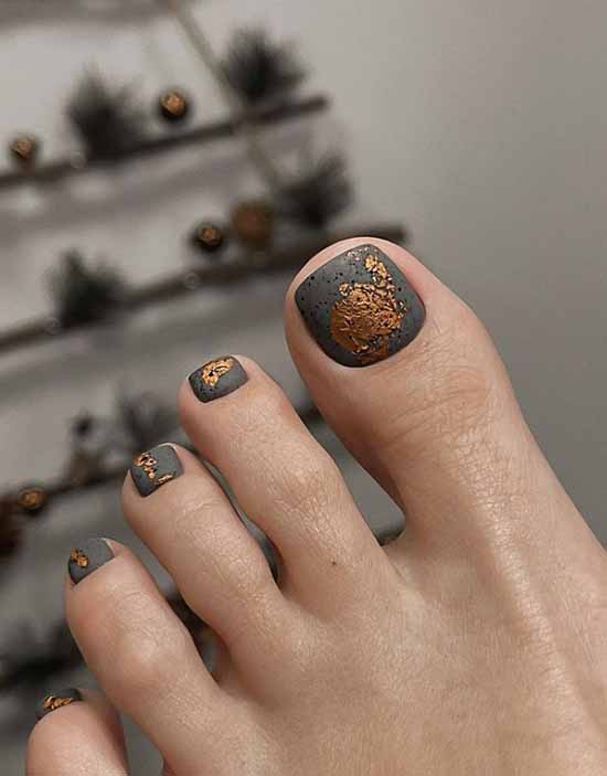 Gray pedicure trend