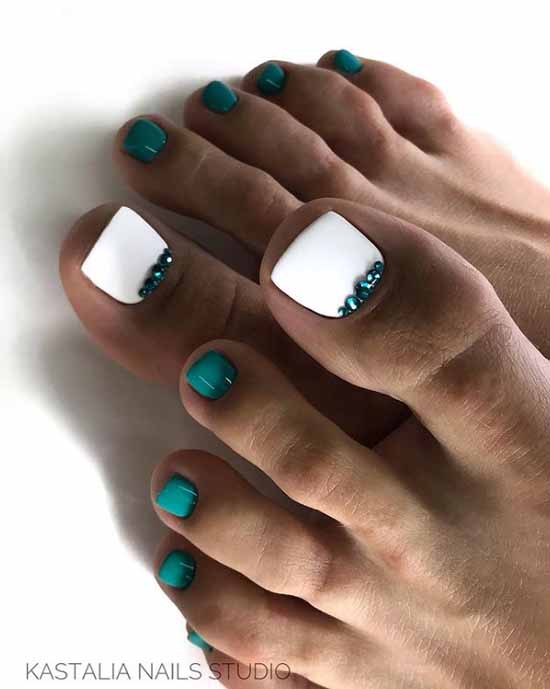 Pedicure 2021: colors, designs, stylish new items in the photo