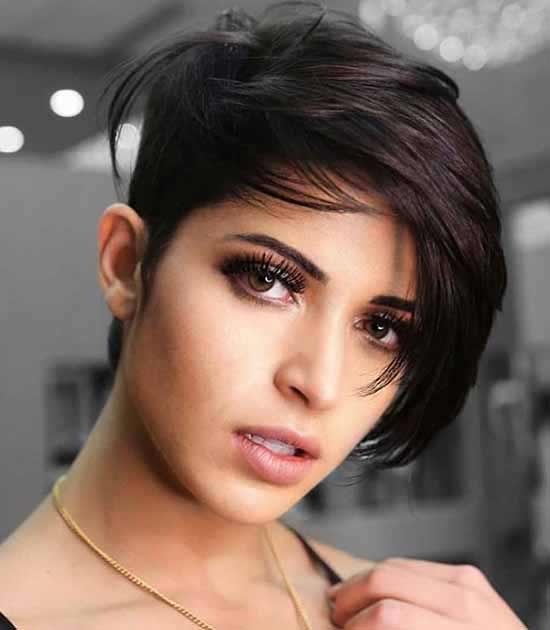 Coupe de cheveux asymétrique Moscovite