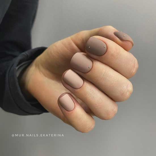 Différentes couleurs nude sur les ongles