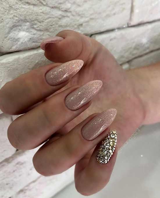 Manucure nude d'hiver avec strass