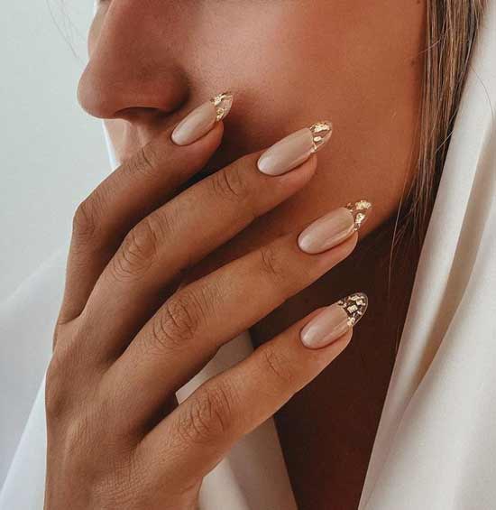 Beige d'hiver sur les ongles