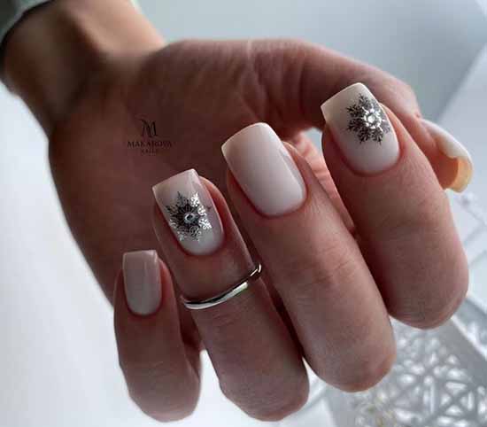 Manucure nude d'hiver 2021: photos des meilleurs designs d'ongles