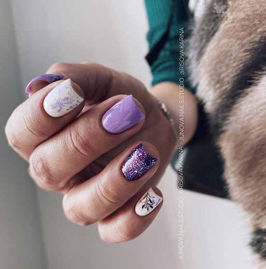 Paillettes violettes sur les ongles