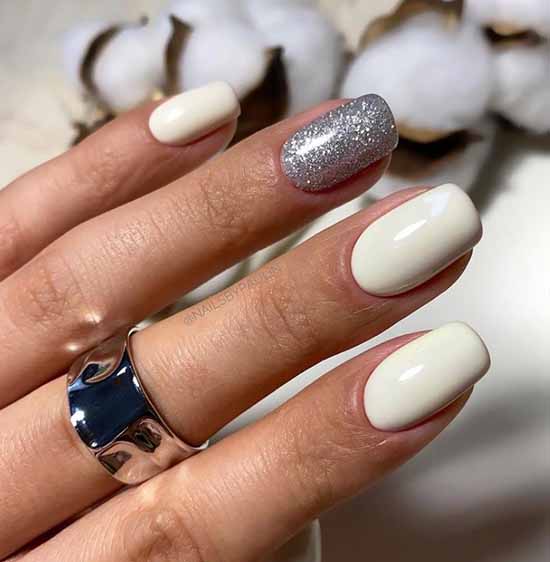 Ongles blancs et deux ongles scintillants