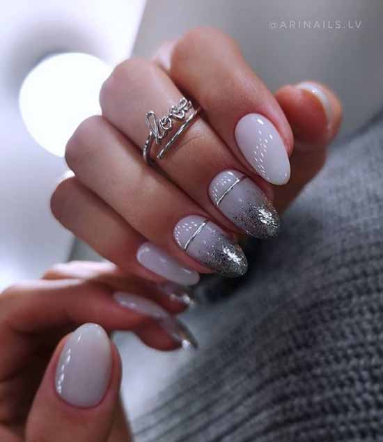 Paillettes argentées sur le bout des ongles