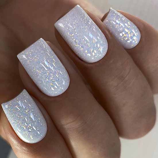 Ongles blancs pailletés