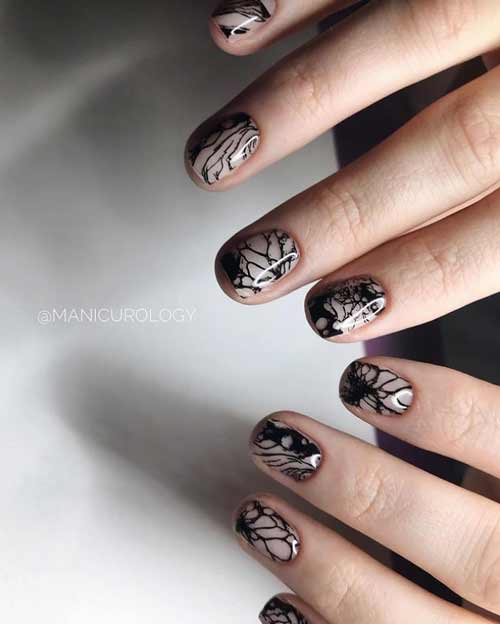 Motif de mode noir sur les ongles