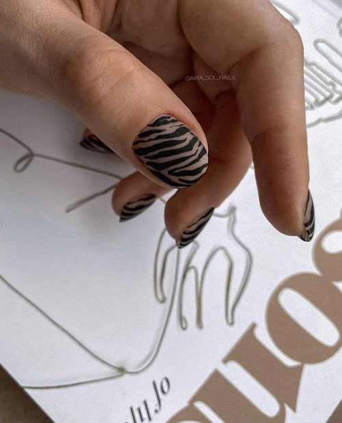 Predatory black print short nails