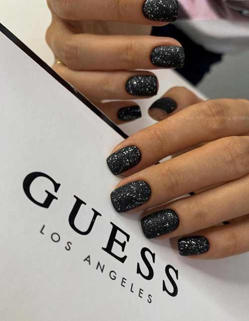 Short nails with glitter