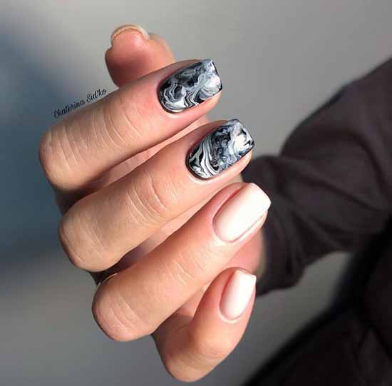 Noir à la mode sur les ongles