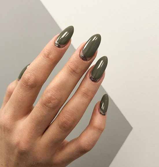 Elegant dark green manicure