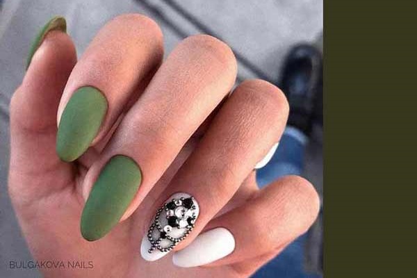 Khaki color in manicure