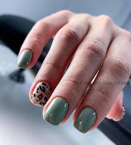 Dark green printed manicure