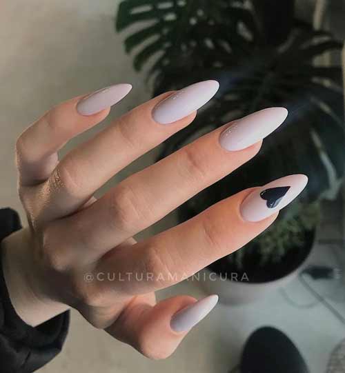 Ongles longs avec un coeur