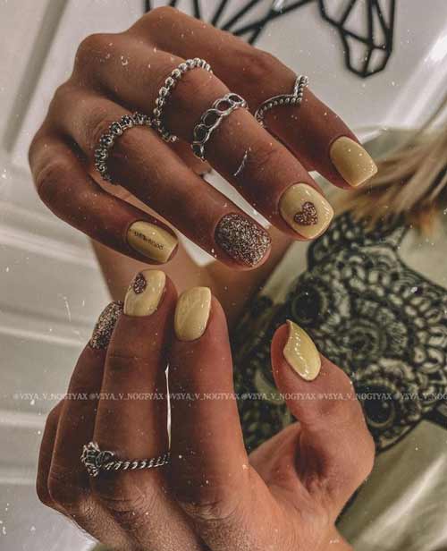 Coeur d'or sur les ongles