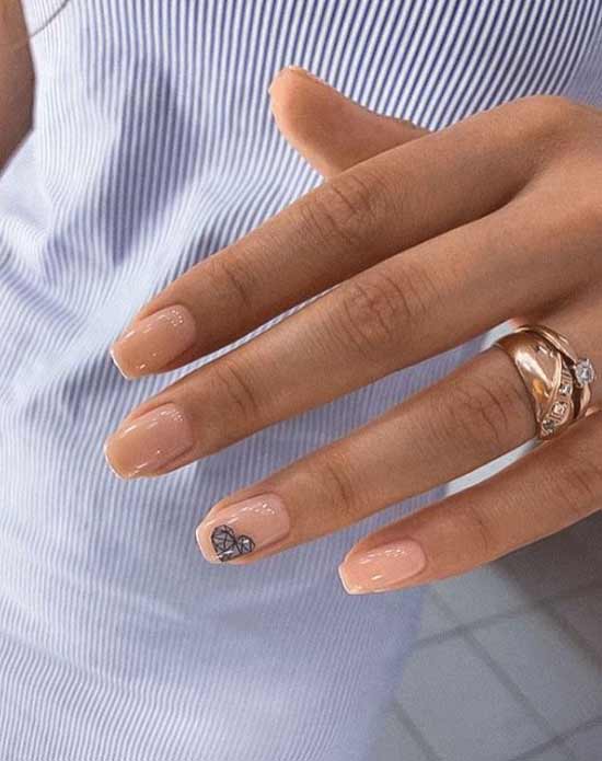 Coeur de style géométrique sur les ongles