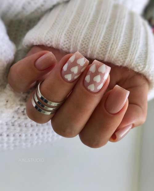 Coeur blanc sur les ongles