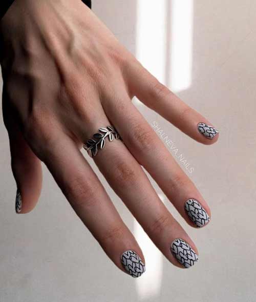 Coeurs noirs sur les ongles