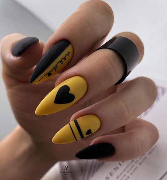 Ongles longs avec un coeur