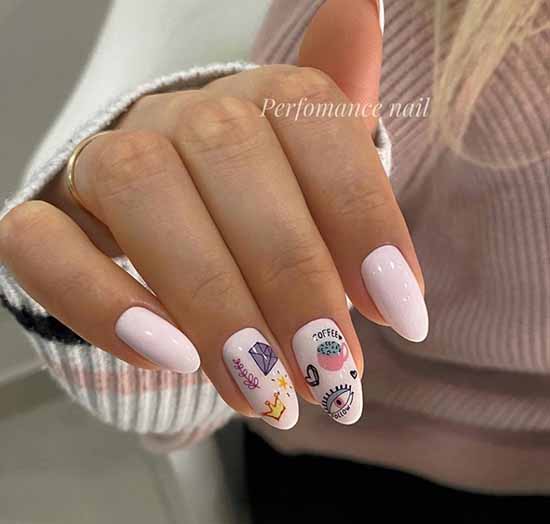 Manucure de conception d'ongle avec un coeur