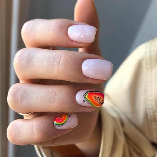 Fruits rouge-orange sur les ongles