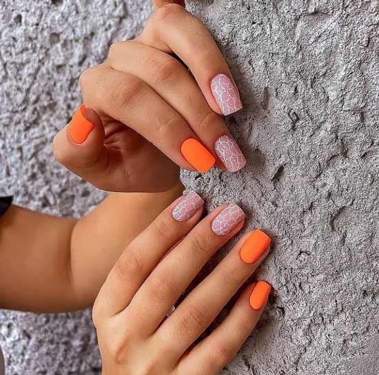 Manucure orange et blanche