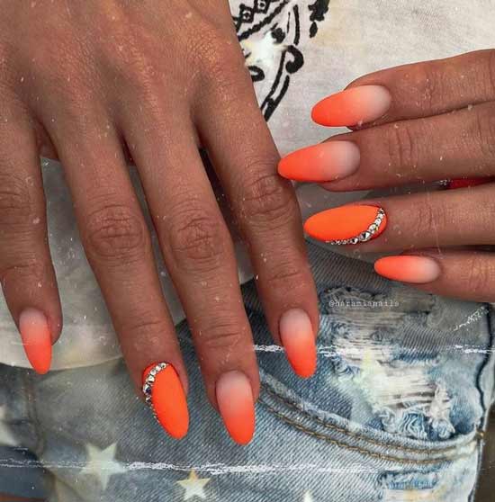Dégradé orange sur les ongles