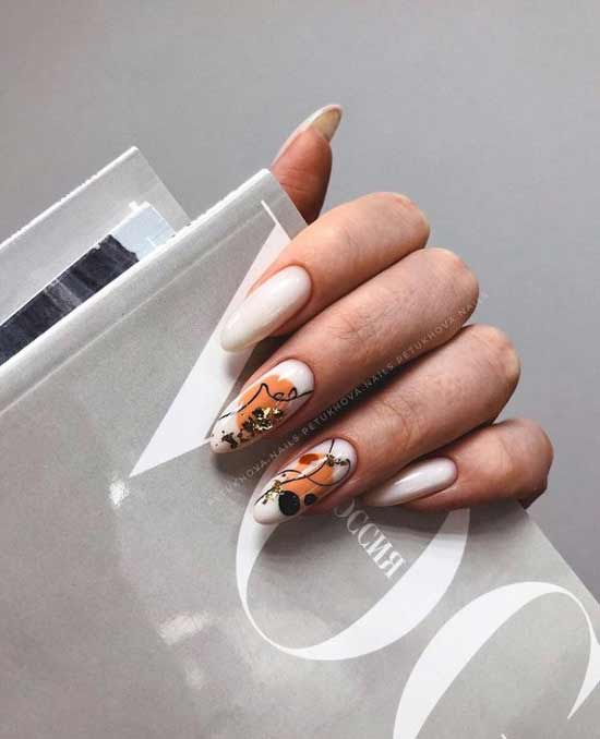 Ongles longs orange-laiteux