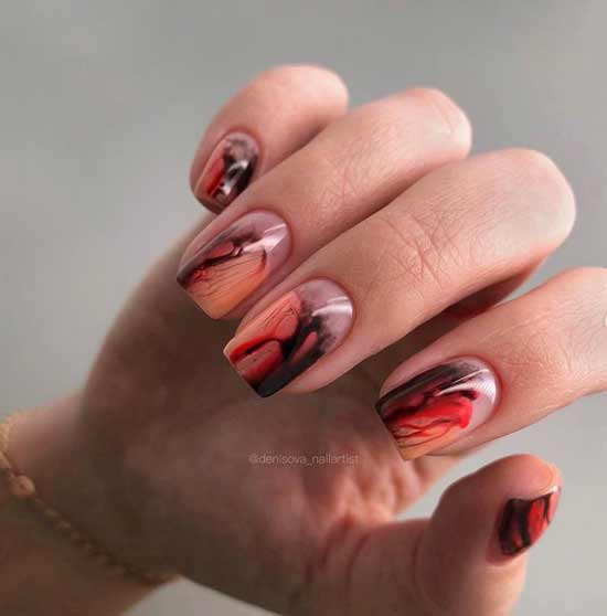 Ongles noirs et oranges