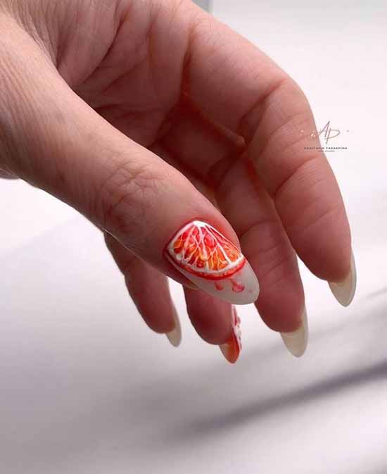 Fruit orange sur les ongles