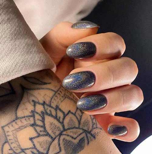 Metallic trend in manicure