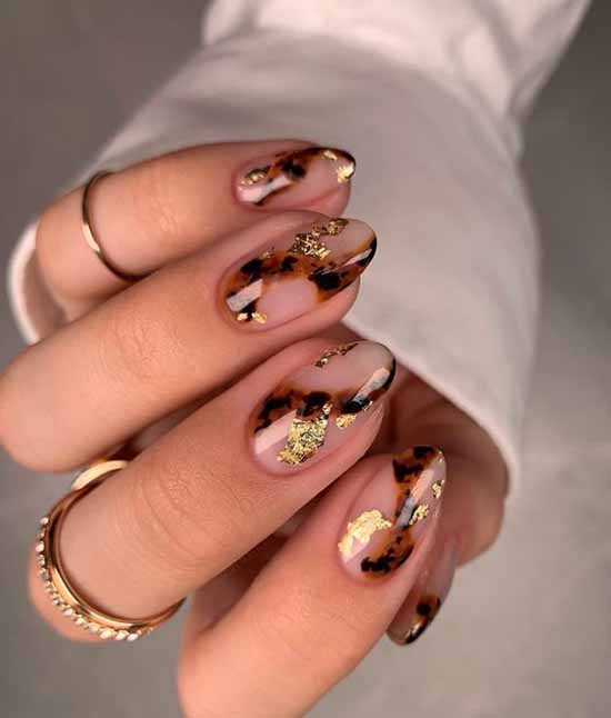 Fashion print on nails