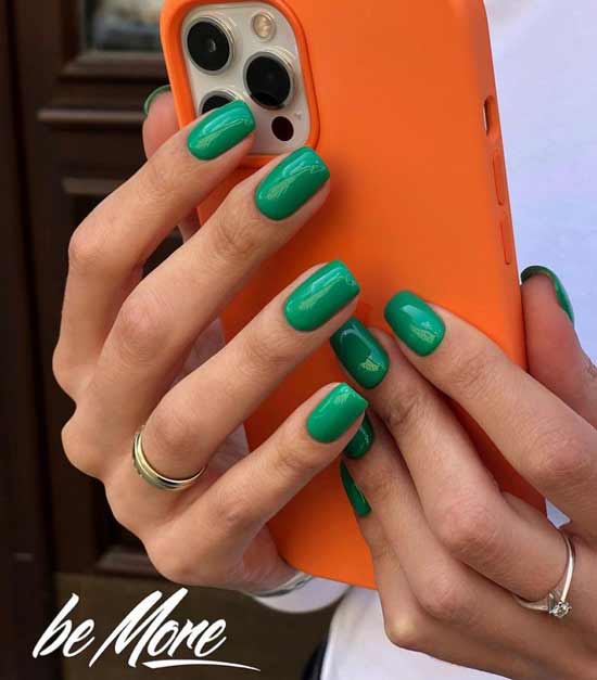 Green solid color manicure