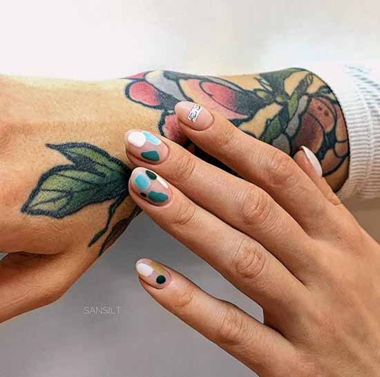 Green manicure 2021: photo of new items with the best nail designs