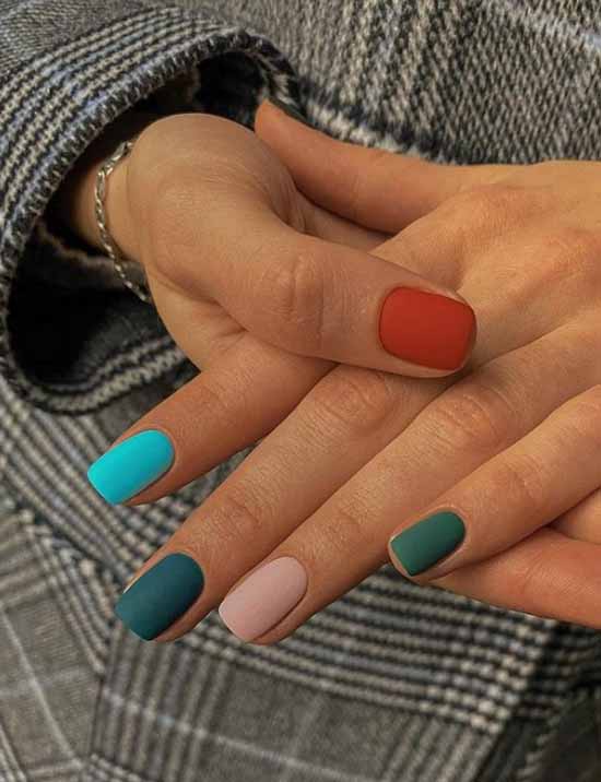 Tricolor manicure in green tones