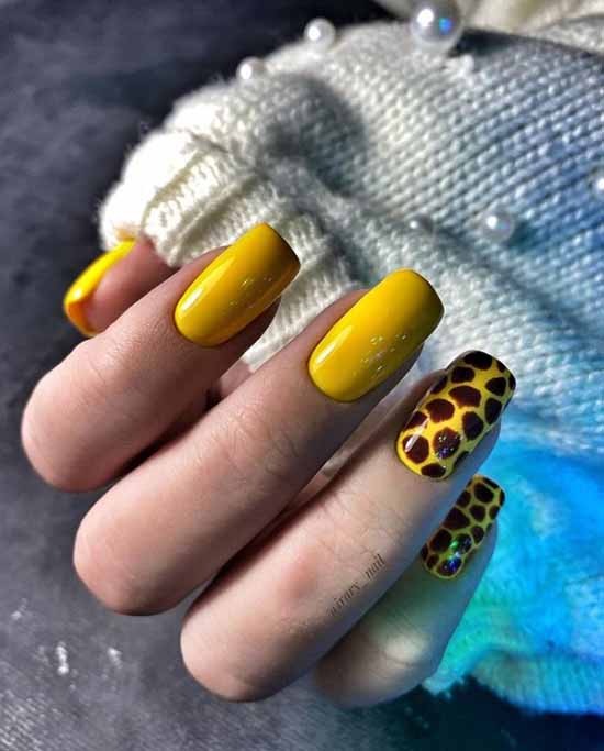 Manucure jaune pour ongles longs