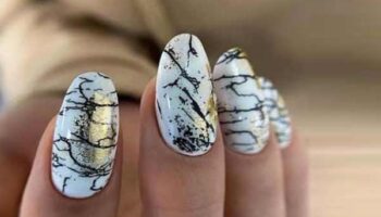 Marble manicure in the photo