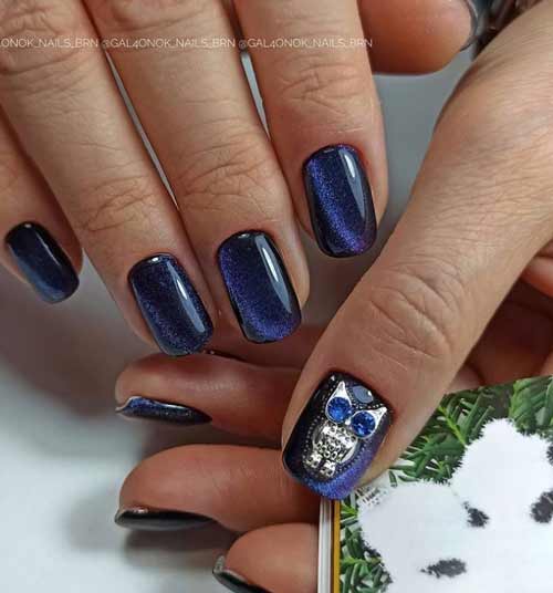 Manucure bleue avec vernis magnétiques