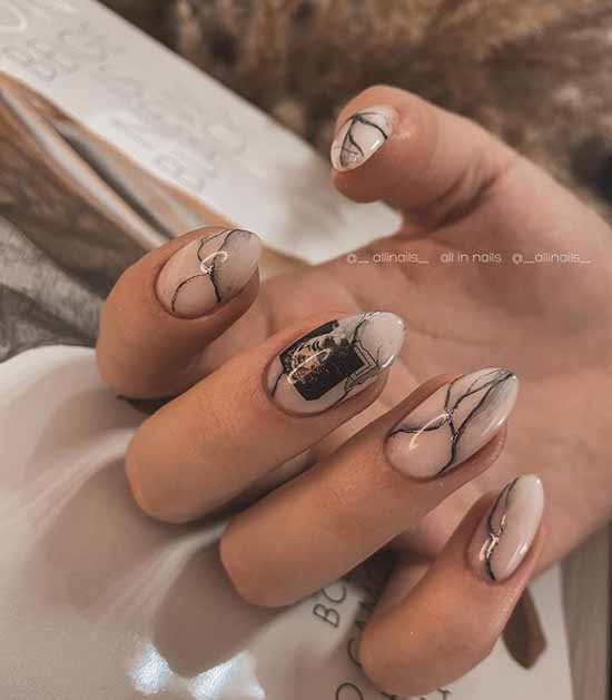 Marbre de manucure beige sur les ongles