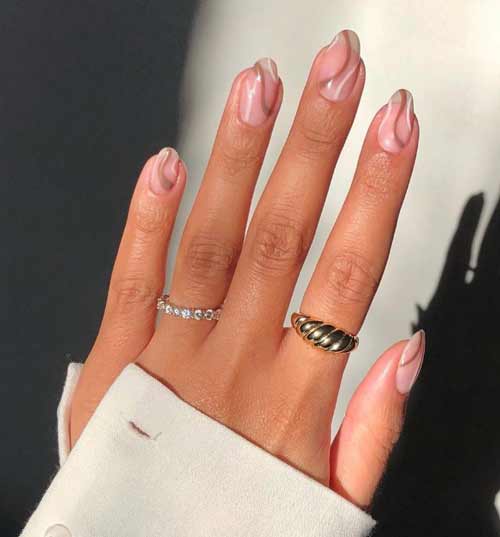 Ongles transparents avec un design en zigzag