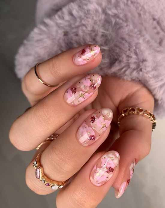 Delicate flowers manicure